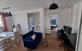Logement Spacieux Renove, Calme Et Proche Du Metro